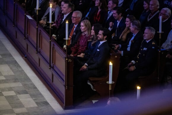 Le prince Carl Philip de Suède et la princesse Sofia assistent à un concert de Noël en l'église Gustaf Vasa à Stockholm le 21 décembre 2022. 