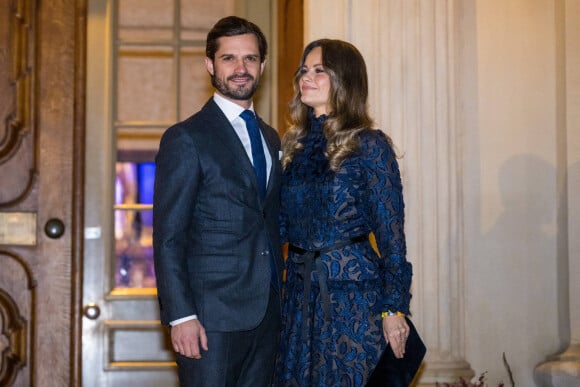 Le prince Carl Philip de Suède et la princesse Sofia assistent à un concert de Noël en l'église Gustaf Vasa à Stockholm le 21 décembre 2022. 