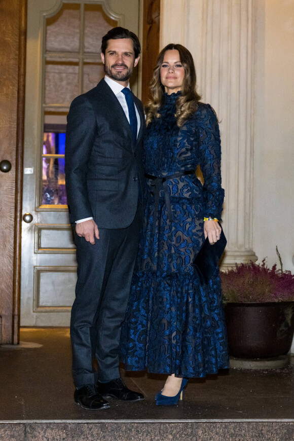 Le prince Carl Philip de Suède et la princesse Sofia assistent à un concert de Noël en l'église Gustaf Vasa à Stockholm le 21 décembre 2022. 