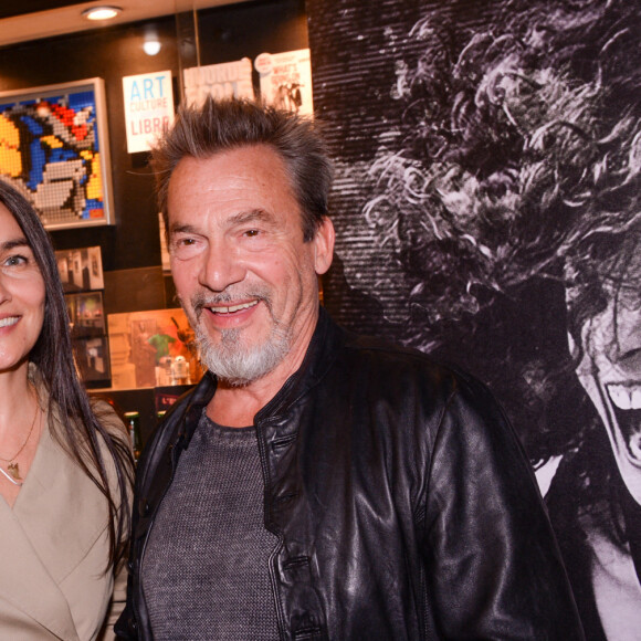 Info - Après son traitement pour un cancer, Florent Pagny va remonter sur scène - Exclusif - Florent Pagny et sa femme Azucena Caamano lors de la première du spectacle Lost in Buenos Aires à l'Européen à Paris le 28 juin 2021. © Rachid Bellak / Bestimage 
