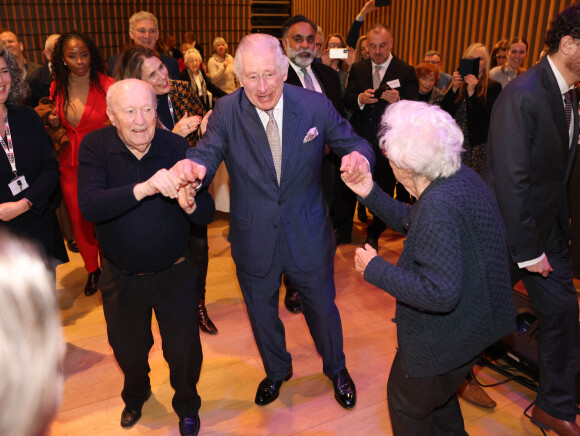 Le roi Charles III d'Angleterre, visite le centre social "JW3 Jewish community centre" où la communauté s'apprête à célébrer la fête Hanoucca (18 - 26 décembre 2022). Londres. Le 16 décembre 2022. 