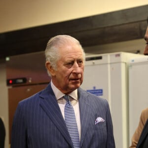 Le roi Charles III d'Angleterre et Camilla Parker Bowles, reine consort d'Angleterre, visitent la banque alimentaire "London's Community Kitchen" à Harrow dans la banlieue de Londres, le 15 décembre 2022. A cette occasion, le couple royal a rencontré des étudiants et des bénévoles et a visité les installations, y compris le marché des surplus alimentaires, l'école de cuisine et le Kind Cafe. 