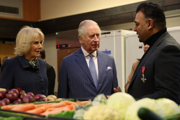 Le roi Charles III d'Angleterre et Camilla Parker Bowles, reine consort d'Angleterre, visitent la banque alimentaire "London's Community Kitchen" à Harrow dans la banlieue de Londres, le 15 décembre 2022. A cette occasion, le couple royal a rencontré des étudiants et des bénévoles et a visité les installations, y compris le marché des surplus alimentaires, l'école de cuisine et le Kind Cafe. 