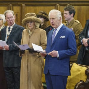 Le roi Charles III d'Angleterre et Camilla Parker Bowles, reine consort d'Angleterre, assisteent à une célébration à l'église St Giles pour marquer que Wrexham devient une ville, Royaume Uni, le 9 décembre 2022. 