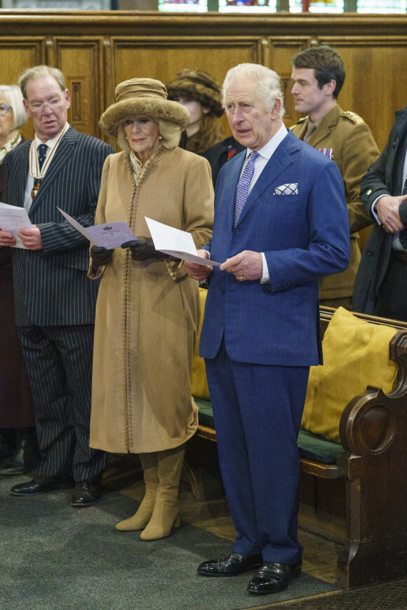 Le roi Charles III d'Angleterre et Camilla Parker Bowles, reine consort d'Angleterre, assisteent à une célébration à l'église St Giles pour marquer que Wrexham devient une ville, Royaume Uni, le 9 décembre 2022. 