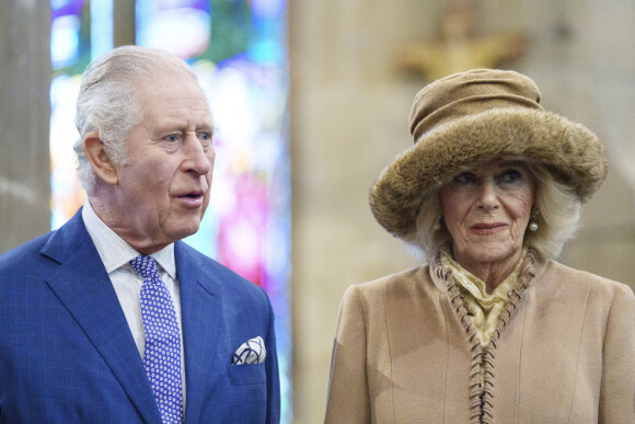 Le roi Charles III d'Angleterre et Camilla Parker Bowles, reine consort d'Angleterre, assisteent à une célébration à l'église St Giles pour marquer que Wrexham devient une ville, Royaume Uni, le 9 décembre 2022. 