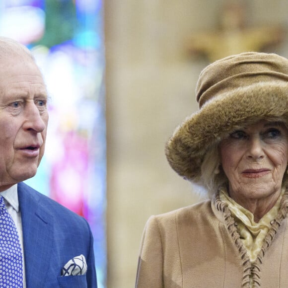 Le roi Charles III d'Angleterre et Camilla Parker Bowles, reine consort d'Angleterre, assisteent à une célébration à l'église St Giles pour marquer que Wrexham devient une ville, Royaume Uni, le 9 décembre 2022. 