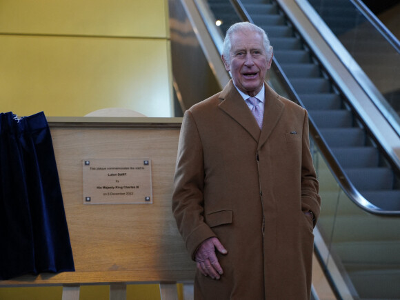 Le roi Charles III d'Angleterre, visite la gare de Luton DART Parkway pour inaugurer le nouveau système de transport en commun qui reliera la gare ferroviaire de Luton Airport Parkway à l'aéroport de Londres Luton. Le 6 décembre 2022. 