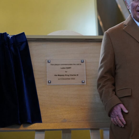 Le roi Charles III d'Angleterre, visite la gare de Luton DART Parkway pour inaugurer le nouveau système de transport en commun qui reliera la gare ferroviaire de Luton Airport Parkway à l'aéroport de Londres Luton. Le 6 décembre 2022. 