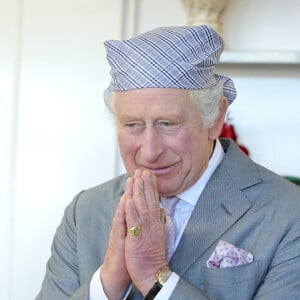 Le roi Charles III d'Angleterre lors d'une visite au Guru Nanak Gurdwara nouvellement construit à Luton, Royaume Uni, pour rencontrer des volontaires et en savoir plus sur les programmes qu'ils proposent à la communauté locale, le 6 décembre 2022. 