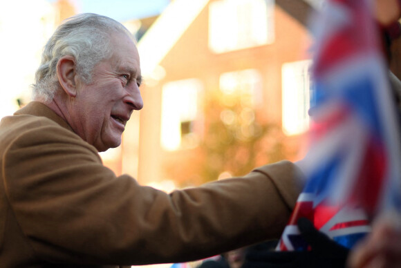 Le roi Charles III d'Angleterre visite l'hôtel de ville de Luton, Bedfordshire, Royaume Uni, où il rencontre des dirigeants communautaires et des organisations bénévoles, le 6 décembre 2022. 