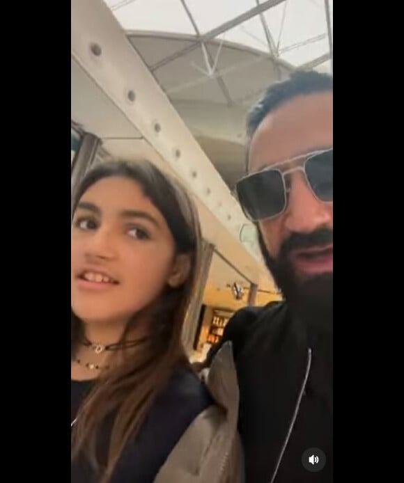 Cyril Hanouna avec sa fille Bianca dans un centre commercial, le 26 décembre 2022