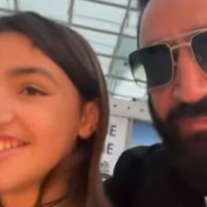 Cyril Hanouna avec sa fille Bianca dans un centre commercial, le 26 décembre 2022