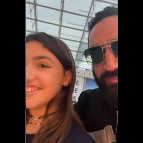 Cyril Hanouna avec sa fille Bianca dans un centre commercial, le 26 décembre 2022