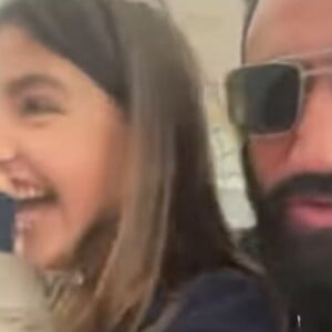 Cyril Hanouna avec sa fille Bianca dans un centre commercial, le 26 décembre 2022