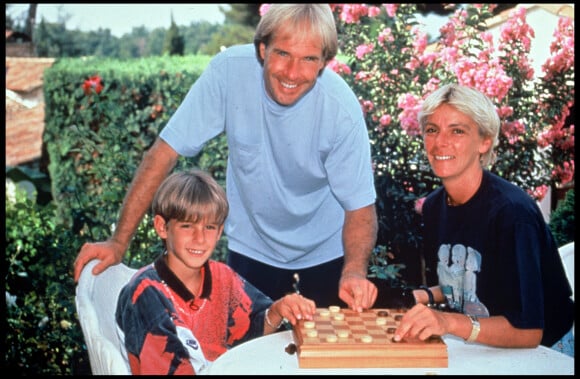 Archives - Richard Clayderman avec sa femme et son fils en 1994.