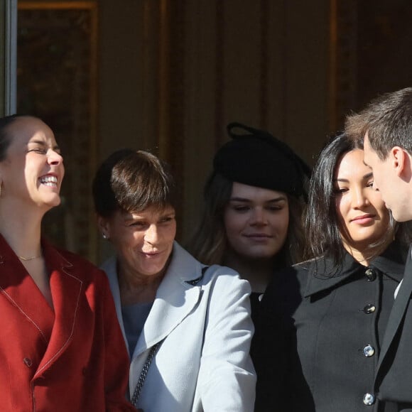 Pauline Ducruet, Camille Gottlieb, la princesse Stéphanie de Monaco, Louis Ducruet et sa femme Marie - La famille princière de Monaco apparaît au balcon du palais lors de la fête nationale de Monaco, le 19 novembre 2021. © Bebert-Jacovides/Bestimage 