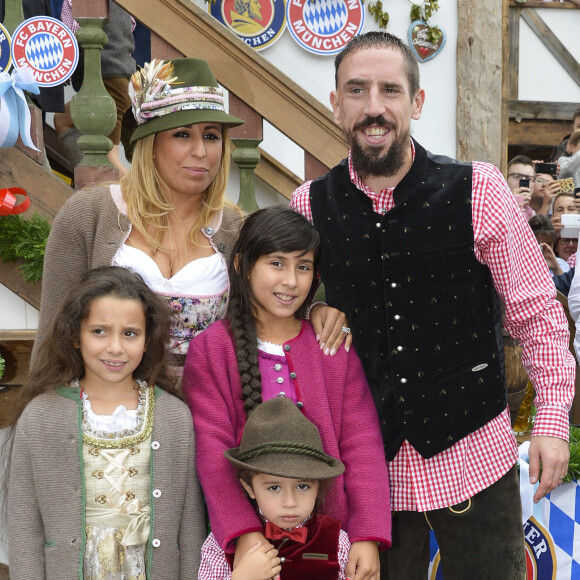 Franck Ribery célèbre la fête de la bière "Oktoberfest" avec sa femme Wahiba et ses enfants Salif, Shakinez et Hizya à Munich en Allemagne le 5 octobre 2014.