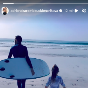 Adriana Karembeu et sa fille Nina, première fois qu'elle fait du surf.