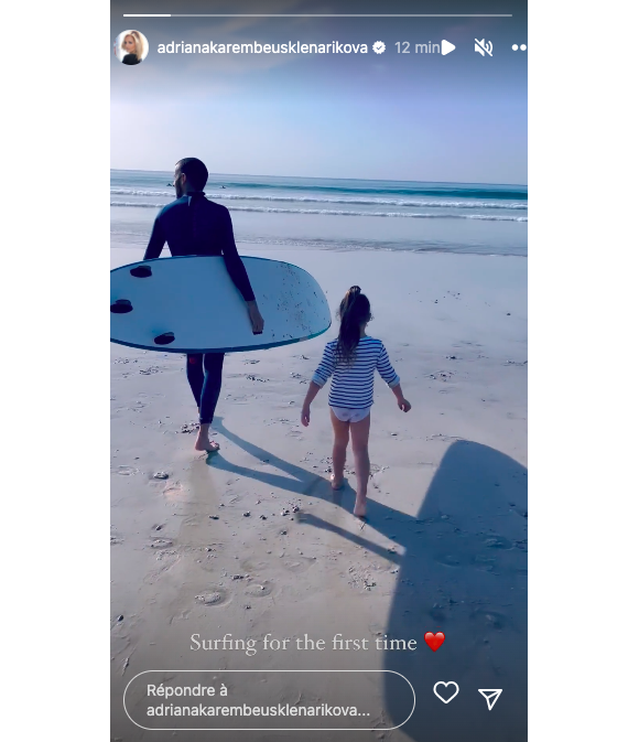 Adriana Karembeu et sa fille Nina, première fois qu'elle fait du surf.