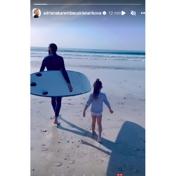 Adriana Karembeu et sa fille Nina, première fois qu'elle fait du surf.