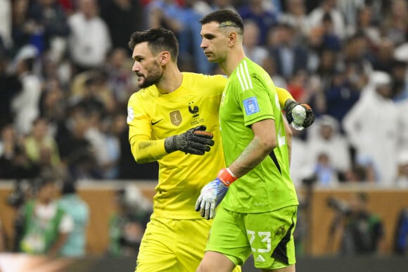 Hugo Lloris et Emiliano Martinez avant la seance de tirs au but - Match "France - Argentine" en finale de la Coupe du Monde au Qatar.