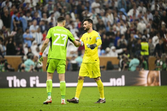 Hugo Lloris et Emiliano Martinez avant la seance de tirs au but - Match "France - Argentine (3-3 - tab 2-4)" en finale de la Coupe du Monde 2022 au Qatar, le 18 décembre 2022.
