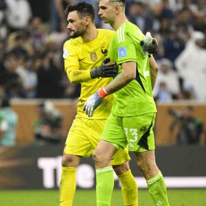 Hugo Lloris et Emiliano Martinez avant la seance de tirs au but - Match "France - Argentine (3-3 - tab 2-4)" en finale de la Coupe du Monde 2022 au Qatar, le 18 décembre 2022.