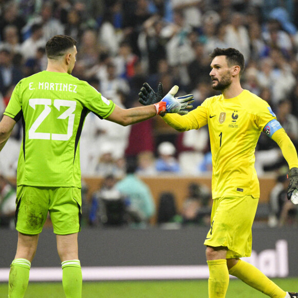 Hugo Lloris et Emiliano Martinez avant la seance de tirs au but - Match "France - Argentine (3-3 - tab 2-4)" en finale de la Coupe du Monde 2022 au Qatar, le 18 décembre 2022.