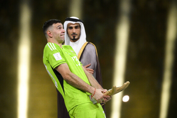 Emiliano Martinez - Remise du trophée de la Coupe du Monde 2022 au Qatar (FIFA World Cup Qatar 2022) à l'équipe d'argentine après sa victoire contre la France en finale (3-3 - tab 2-4). Doha, le 18 décembre 2022.