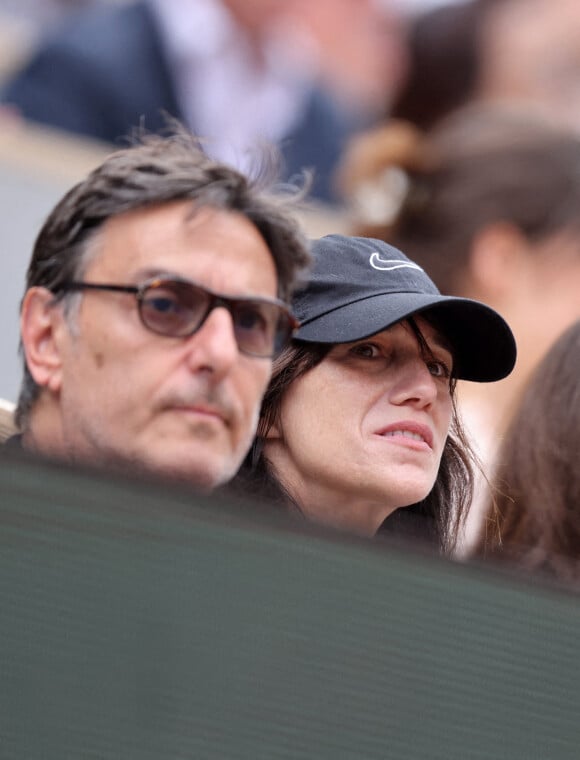 Charlotte Gainsbourg, son compagnon Yvan Attal dans les tribunes lors des Internationaux de France de Tennis de Roland Garros 2022. Paris, le 5 juin 2022. © Dominique Jacovides/Bestimage