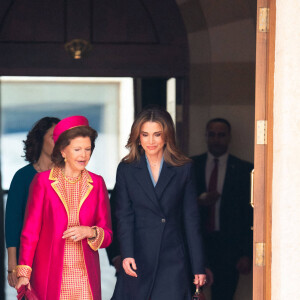 La reine Rania de Jordanie et la reine Silvia de Suède - Le couple royal suédois, en visite en Jordanie, découvre le Queen Rania Family and Child Center à Amman le 15 novembre 2022. 