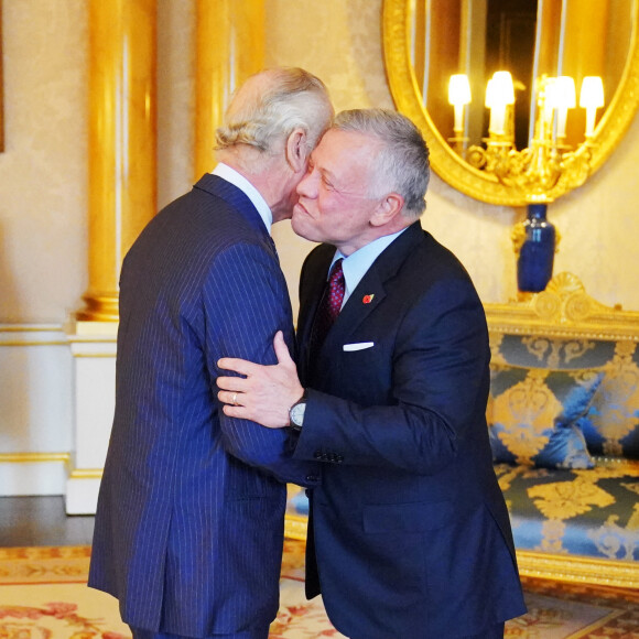 Le roi Charles III d'Angleterre, reçoit le roi Abdallah II de Jordanie à Buckingham Palace à Londres, le 10 novembre 2022. 