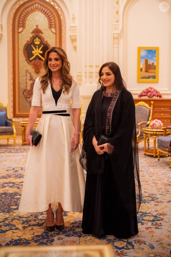 La reine Rania de Jordanie rencontre Sayyida Ahad bint Abdullah bin Hamad Al Busaidiyah, la femme du sultan de Oman, au Palais royal de Mascate, Oman le 4 octobre 2022 