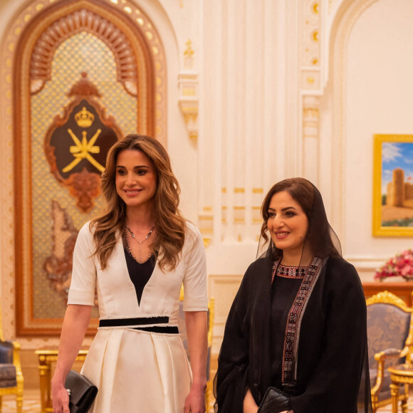 La reine Rania de Jordanie rencontre Sayyida Ahad bint Abdullah bin Hamad Al Busaidiyah, la femme du sultan de Oman, au Palais royal de Mascate, Oman le 4 octobre 2022 