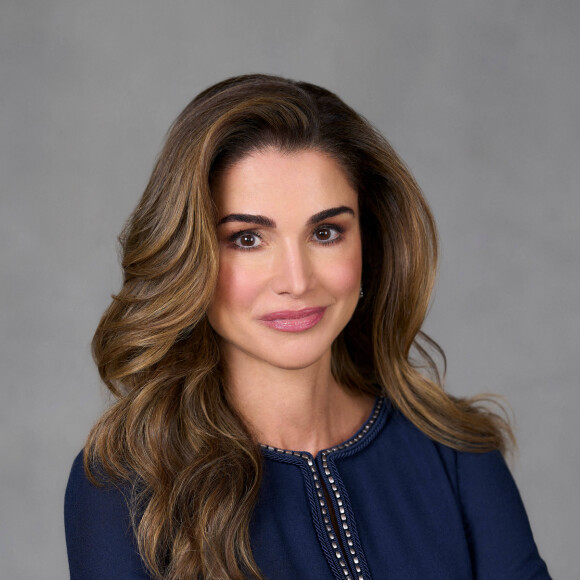 Portrait officiel de la reine Rania de Jordanie pour son anniversaire (52 ans) à Amman réalisé le 23 août 2022. La reine est née un 31 août. 