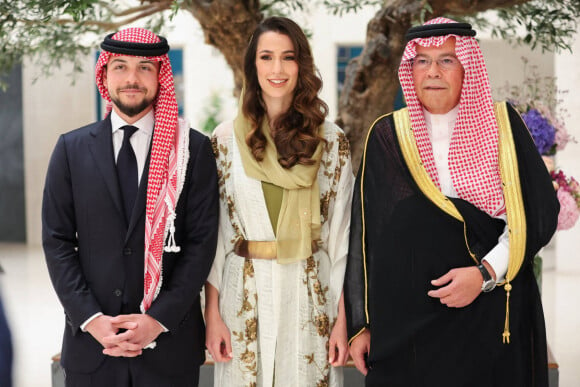 Le prince Hussein, Rajwa Khaled bin Musaed bin Saif bin Abdulaziz Al Saif et son père - La famille royale de Jordanie lors de l'annonce officielle des fiançailles du prince Hussein de Jordanie à Riyad. Le 17août 2022 