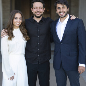 Jameel Alexander Thermiotis, prince héritier Hussein, princesse Iman. Photo officielle de la famille royale jordanienne pour l'annonce des fiançailles de la princesse Iman de Jordanie. Amman, le 6 juillet 2022.