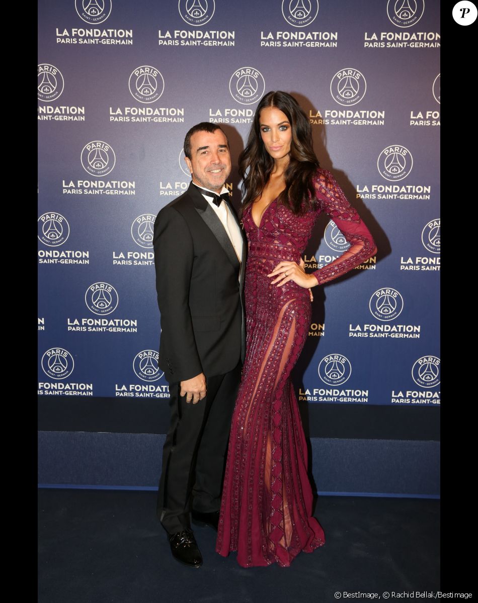 Exclusif - Arnaud Lagardère et sa femme Jade Foret (Lagardère) - Dîner de gala au profit de la Fondation PSG au Parc des Princes à Paris le 16 mai 2017. La Fondation PSG avait réuni lors de ce 4ème Gala annuel les acteurs du Club (Joueurs foot et hand, staff et dirigeants) ainsi que quelque 400 invités. La vente aux enchères a permis de récolter la somme de 660000 euros. Ces fonds seront utilisés par la Fondation pour développer son programme phare d'école Rouge et Bleu qui a pour but d'aider les enfants de la région parisienne en difficulté scolaire. Parmi les généreux donateurs, C. Hanouna a notamment fait l'acquisition de la combinaison dédicacée de L.Hamilton pour la somme de 10000 euros ainsi que d'un tableau sur toile de Zenoy pour 35000 euros. A. Lagardère a remporté grâce à une ultime enchère à 90000 euros une création " Paris est magique " de l'artiste P.Rubinstein. J. Pastore a acquis un portrait de Verratti de Dabro pour la somme de 44000 euros. Quant au " Wild kong Tribute PSG " de R.Orlinski, il a été acheté par B. Matuidi pour la somme de 64000 euros. © Rachid Bellak/Bestimage