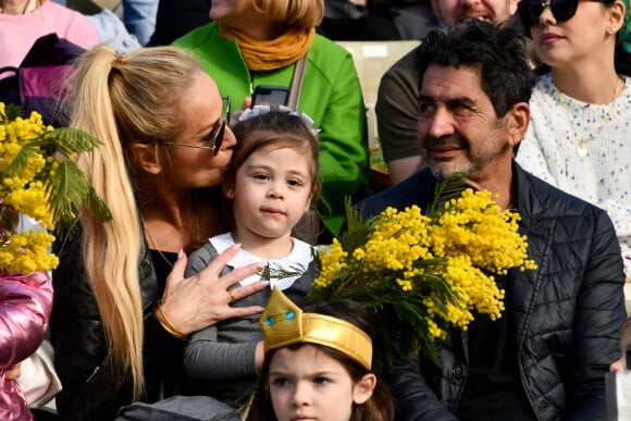 Adriana Karembeu Ohanian, son mari Aram et leur fille Nina durant la première bataille de fleurs du Carnaval de Nice 2022, Roi des Animaux, place Masséna à Nice, le 13 février 2022. © Bruno Bebert/Bestimage