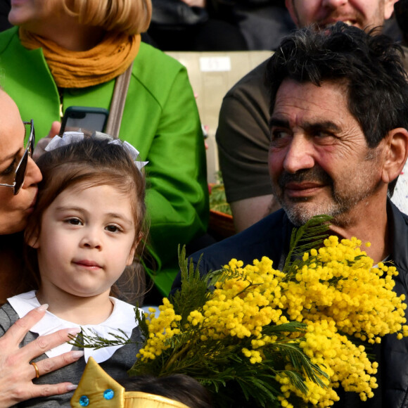 Adriana Karembeu Ohanian, son mari Aram et leur fille Nina durant la première bataille de fleurs du Carnaval de Nice 2022, Roi des Animaux, place Masséna à Nice, le 13 février 2022. © Bruno Bebert/Bestimage