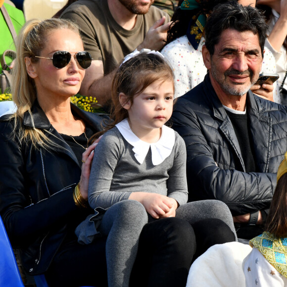 Adriana Karembeu Ohanian, son mari Aram et leur fille Nina durant la première bataille de fleurs du Carnaval de Nice, Roi des Animaux, place Masséna à Nice. © Bruno Bebert/Bestimage