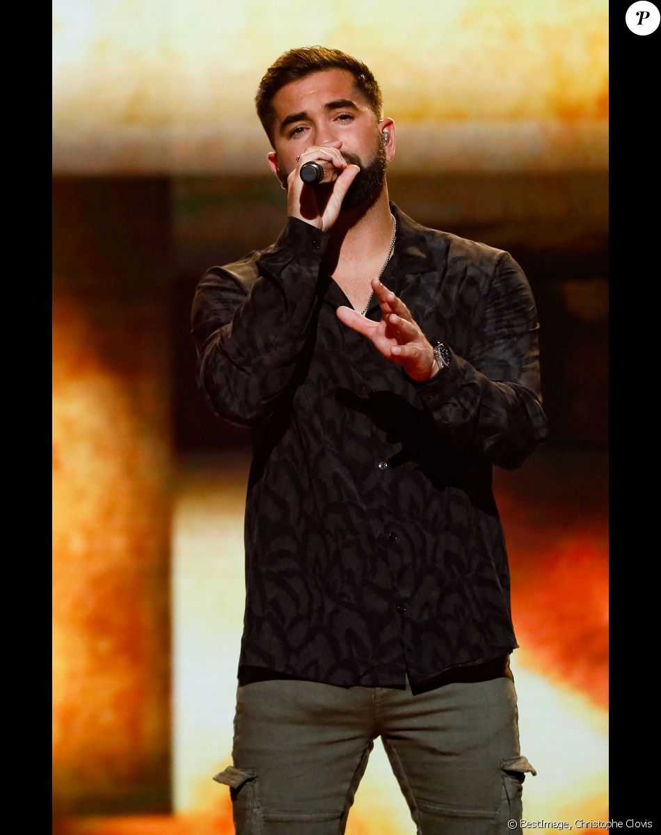 Exclusif - Kendji Girac chante son tube "Eva" - Enregistrement de l'émission "Les 20 chansons préférées 2022", diffusée le 5 janvier 2023 sur M6 © Christophe Clovis / Bestimage