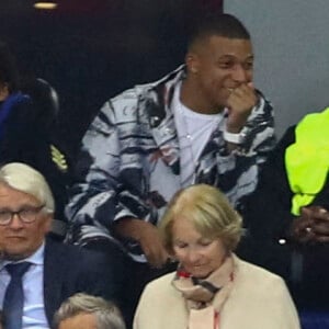 Info - Ethan Mbappé légèrement blessé dans un accident de voiture - Kylian Mbappé avec son frère Ethan en tribune et Presnel Kimpembe - Match de qualification entre la France et l'Albanie (4-1) au Stade de France à Saint-Denis le 7 septembre 2019. © Gwendoline Le Goff/Panoramic/Bestimage 