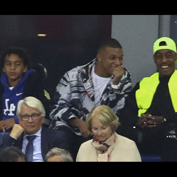 Info - Ethan Mbappé légèrement blessé dans un accident de voiture - Kylian Mbappé avec son frère Ethan en tribune et Presnel Kimpembe - Match de qualification entre la France et l'Albanie (4-1) au Stade de France à Saint-Denis le 7 septembre 2019. © Gwendoline Le Goff/Panoramic/Bestimage 