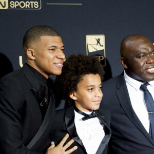 Info - Ethan Mbappé légèrement blessé dans un accident de voiture - Kylian Mbappé avec son frère Ethan et son père Wilfried (Wilfrid) au photocall de la 28ème cérémonie des trophées UNFP (Union nationale des footballeurs professionnels) au Pavillon d'Armenonville à Paris, France, le 19 mai 2019. 