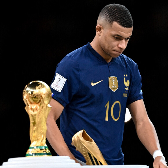 Kylian Mbappé (meilleur buteur de la Coupe du monde 2022) - Remise du trophée de la Coupe du Monde 2022 au Qatar (FIFA World Cup Qatar 2022). Doha, le 18 décembre 2022. © Philippe Perusseau / Bestimage 