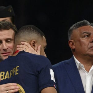 deception des joueurs de l equipe de France MBAPPE Kylian (FRA) accolade avec Emmanuel Macron - president de la Republique Francaise - Remise du trophée de la Coupe du Monde 2022 au Qatar (FIFA World Cup Qatar 2022) à l'équipe d'argentine après sa victoire contre la France en finale (3-3 - tab 2-4). Doha, le 18 décembre 2022. 