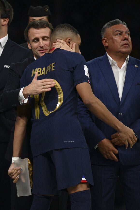 deception des joueurs de l equipe de France MBAPPE Kylian (FRA) accolade avec Emmanuel Macron - president de la Republique Francaise - Remise du trophée de la Coupe du Monde 2022 au Qatar (FIFA World Cup Qatar 2022) à l'équipe d'argentine après sa victoire contre la France en finale (3-3 - tab 2-4). Doha, le 18 décembre 2022. 
