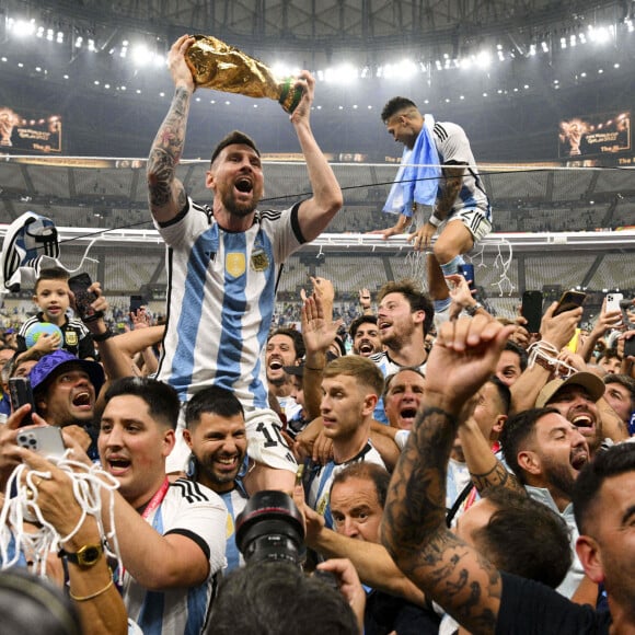 Lionel (Leo) Messi et ses co-équipiers lors de la remise du trophée de la Coupe du Monde 2022 au Qatar (FIFA World Cup Qatar 2022) à l'équipe d'Argentine qui s'est imposée face à la France (3-3 - tab 2-4). L'Argentine remporte sa troisième Coupe du Monde. Doha, le 18 décembre 2022. 